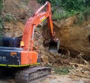Un derrumbe se registró en el kilómetro 114+0759, sector de Las Canoas o Paso del Burro, este lunes festivo. Cortesía