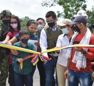 Momentos en que autoridades y comunidad cumplían con los actos protocolarios de la entrega de la carretera. Cortesía/La Opinión