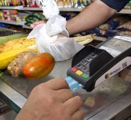 La plataforma de Redeban espera facilitar el acceso al comercio de métodos de pagos novedosos, y de esta forma dinamizar la economía nacional. Archivo