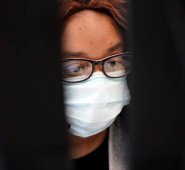 Si te aparecen síntomas como tos seca, fiebre y dificultad para respirar, puede ser COVID-19, contacta a tu EPS y explica que tienes TB. Colprensa.