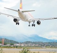Las aerolíneas no tendrán que dejar la silla de la mitad vacía, pues los aviones cuentan con filtros de aire que lo renuevan cada tres minutos. Archivo / La Opinión