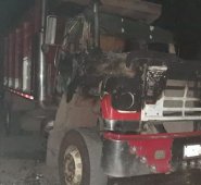 Uno de los camiones incinerados en El Alto de Los Compadres. La Opinión