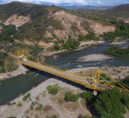 Los transportadores y las autoridades locales piden que este nuevo puente tenga doble funcionalidad, señalando que es necesario que hayan cuatro carriles para evitar el colapso de esta vía. Cortesía
