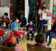 Los niños acuden a consultar, hacer tareas y a divertirse en la biblioteca del barrio. Cortesía