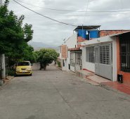 En esta calle del barrio Vallesther ocurrió el ataque entre los uniformados y el pistolero, que hasta el cierre de esta edición, no había sido identificado. Laura Serrano / La Opinión