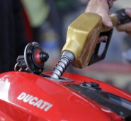 En lo corrido del año, el precio de la gasolina ha bajado 1.271 pesos por galón, mientras que en el mismo periodo de 2019 había subido en promedio 169 pesos. Colprensa