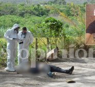 El cadáver de Óscar Manuel quedó tendido en plena vía principal. Las autoridades llegaron a realizar la inspección técnica y el levantamiento, tras un operativo de seguridad para ingresar a la zona.  Laura Serrano