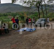 Los familiares de la víctima cubrieron su cuerpo con una manta. La Opinión