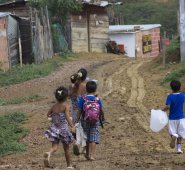 En el país, el 17,5% de la población vive en pobreza multidimensional, según el Dane. Archivo