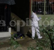 El cadáver quedó tendido sobre un andén, frente a la mirada de los vecinos del lugar. Cristian Herrera