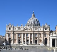 Los documentos publicados el jueves no proponen nuevas reglas, ni pretenden que la justicia de la Iglesia católica reemplace a la justicia civil, subraya el Vaticano. AFP