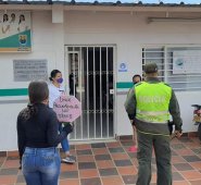 La Policía Nacional  tuvo que hacer presencia a las afueras de la IPS La Ermita, luego de que varios vecinos denunciaran aglomeraciones.  Cortesía