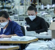 En la fabrica de confecciones de la Policia Nacional se realiza la producción de elementos de bioseguridad para la protección de sus uniformados. Colprensa