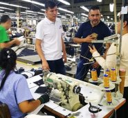 La mayor creación de empresas se dio en sectores de comercio no especializado de alimentos y prendas de vestir al por menor. Archivo / La Opinión