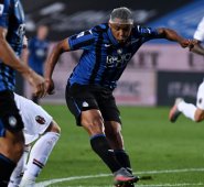 Luis Muriel marcó su gol 18 en la presente serie a tras un pase del también goleador Duván Zapata, quien tiene un gol menos en su registro.   AFP