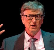 Falsos artículos de prensa y fotos trucadas de Gates se han viralizado en las redes sociales. Archivo / La Opinión