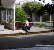 Un gran charco de sangre sobre el sardinel del parque principal de Aniversario II quedó como evidencia del hecho violento. La Opinión