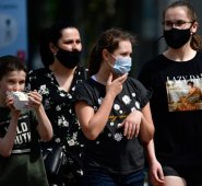 Personas con mascarilla protectora caminan en el centro de Amberes, Bélgica. Hay un brote preocupante en casos de coronavirus en esta ciudad. AFP