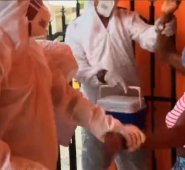 En el video, que se hizo viral en las redes sociales, muestra a la mujer golpeando a los jóvenes disfrazados. Captura de video