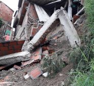 Un deslizamiento de tierra había dañado el sendero peatonal y los moradores debían dar una vuelta por otros sectores para trasladarse hacia los sitios de trabajo. Cortesía