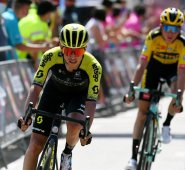 Esteban Chaves (Col/Mitchelton-Scott) se ubica a 35 segundos del líder. Tomada de Twitter @MitcheltonSCOTT