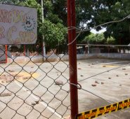 En Aniversario II, los vecinos hicieron acatar la medida sanitaria que prohíbe los partidos de fútbol en las canchas de los barrios, por el peligro que significan en la propagación del coronavirus. Alfredo Estévez