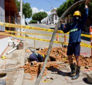 El tiempo que está empleando la compañía de acueducto para reparar una fuga en las redes de acueducto se redujo de seis días a solo 12 horas y media. Alfredo Estévez