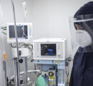 Al no estar intubados, los pacientes que entran a las Ucre no deben permanecer sedados. Eso se traduce en que tienen menos afectaciones como pérdida de masa muscular. Camilo Suárez - El Colombiano