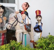 La función cuenta con dos escenografías, además de telones, sonidos y luces.  Archivo / La Opinión