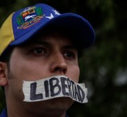Varios venezolanos residentes en Bogotá protestaron en el consulado de Venezuela en Colombia contra el presidente Nicolás Maduro. Colprensa