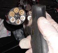 Revólver, calibre 38 milímetros, con seis cartuchos. Cortesía