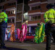 La Policía con el grupo de Danzas Catuna iniciaron el Festival Andante en Pamplona. Cortesía
