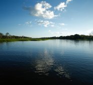 El río Amazonas es el canal de comunicación de la capital del Amazonas. Convergen tres fronteras Brasil, Perú y Colombia. Su riqueza cultural y visual no tiene comparación. Colprensa