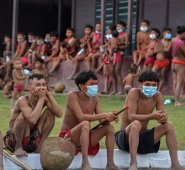 En lo profundo de la Amazonía, el coronavirus plante un dilema a los indígenas: quedarse en la aldea con muy pocos recursos médicos o ir a la ciudad. AFP