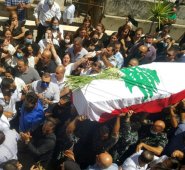 Los dolientes libaneses caminan en la procesión fúnebre del bombero Michel Khuzami, muerto en la explosión mortal del puerto de Beirut esta semana, antes de su entierro en su ciudad natal en el distrito de Miniyeh, en el norte de Líbano. AFP