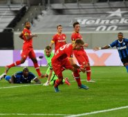 El Inter de Milán espera ya en semifinales  al ganador de la llave entre el Shakhtar Donetsk (Ucrania) y el Basilea (Suiza). Por su parte, el Manchester Untied enfrentará al ganador entre Sevilla (España) y Wolverhampton (Inglaterra).  AFP