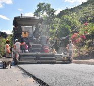 Se desarrollan trabajos de extensión de capa de rodadura, rehabilitación de puentes, muros, drenajes y defensas metálicas y construcción de puentes peatonales, entre otros. Cortesía