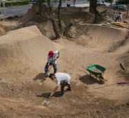 Desde el 15 de julio,  20 jóvenes deportistas del BMX Freestyle iniciaron la tarea de construir seis rampas trabajando a doble jornada. El Instituto Municipal de Recreación y Deportes (IMRD) les apoyó con siete volquetas de tierra.  Juan Pablo Cohen