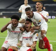 Sevilla de españa enfrentará al manchester united el próximo domingo mientras que en la otra llave, el Sharkhtar Donetsk ucraniano chocará con el Inter de Milán el lunes.   AFP