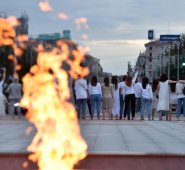 Mujeres vestidas con ropa blanca están descalzas mientras protestan contra la violencia policial durante las recientes manifestaciones de partidarios de la oposición, en Bielorrusia.