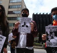 Los estudiantes universitarios exigen matrículas gratuitas para el próximo año. Señalan que la pandemia ha golpeado su aprendizaje durante el 2020. AFP