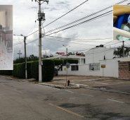 El ataque a puñal ocurrió el domingo, en una casa de un conjunto residencial ubicado en inmediaciones de la Avenida del Río. Los policías accionaron un arma eléctrica para controlar al agresor y posteriormente capturarlo. La Opinión