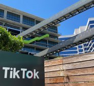 El logotipo de la aplicación de video china TikTok se ve en el costado del nuevo espacio de oficinas de la compañía en Los Ángeles. AFP