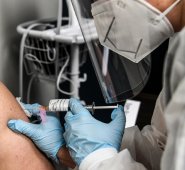 Según la Organización Mundial de la Salud, se están desarrollando 168 posibles vacunas contra el nuevo coronavirus. AFP
