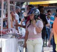 En la plaza de mercado libre de San Luis  violan los protocolos de bioseguridad. Muchos vendedores y clientes fueron sorprendidos infringiendo las medidas sanitarias. Alfredo Estévez