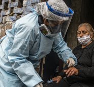 La OMS recomienda que “el uso de la mascarilla entre los niños de 12 años y más grandes se realice en las mismas condiciones que los adultos”.  AFP