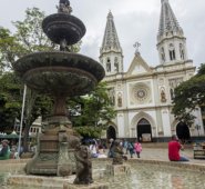 Todos estos crímenes tienen un elemento común: son perpetrados por delincuentes armados que incursionan en viviendas. Parque principal del municipio de Andes. Cortesía - El Colombiano