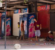 Los habitantes de calle parecen ser ahora los propietarios de las casetas. La comunidad denuncia que esta población permanece día y noche alrededor de la zona, no solo consumiendo drogas, sino también robando.  Alfredo Estévez