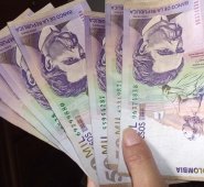 Quienes no están bancarizados recibirán el pago a través de un giro. Prosperidad Social notificará a los usuarios por medio de un mensaje de texto para que procedan a cobrar por ventanilla en Banco Caja Social, Bancolombia o el Banco Agrario. Archivo