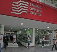 La junta directiva de la Cámara de Comercio se reunió ayer para elegir al sucesor de Héctor Santaella, presidente ejecutivo, pero la falta de acuerdo frente a un nombre lo impidió. Archivo / La Opinión